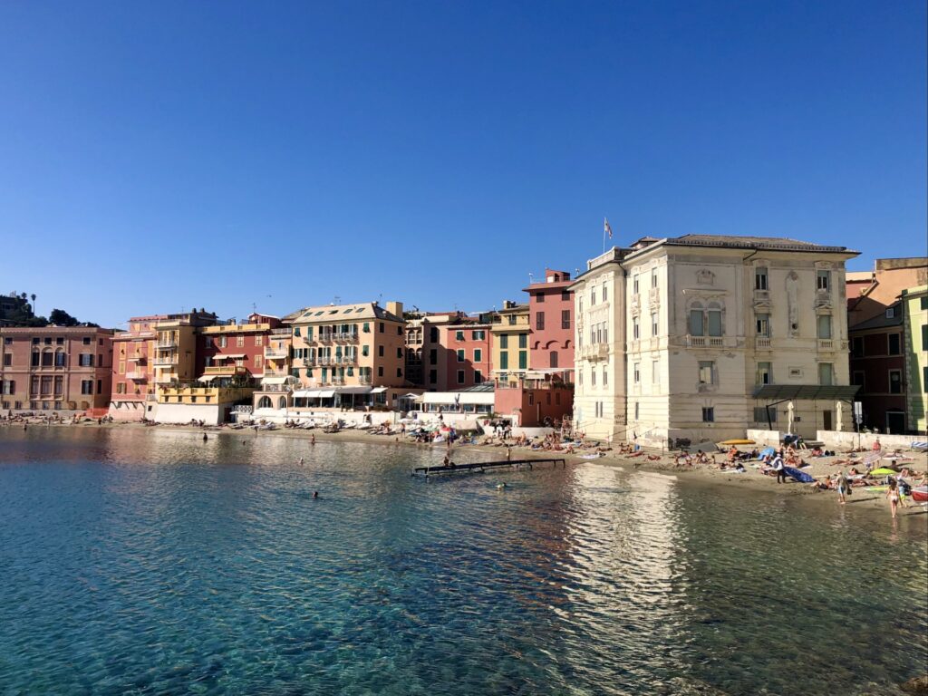 Apertura straordinaria della Galleria Rizzi sulla Baia del Silenzio a Sestri Levante: auguri di Natale nell’arte fra visite guidate, musica dal vivo e un brindisi